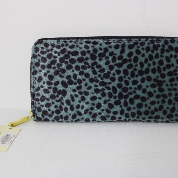 Fur Texture Wallet - Picture 2 of 3